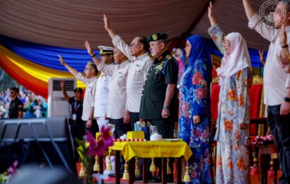 மலேசியாவின் பிரதமர் டத்துக் ஸ்ரீ அன்வார் இப்ராஹிம் / புத்ராஜெயா தளத்தில் நடைபெற்ற சுதந்திர தின விழாவிற்கு அன்புடன் இணைந்து கொண்டுசெல்லும் காட்சியை மக்கள் ஆவலுடன் கண்டனர் மலேசியாவின் பிரதமர் டத்துக் ஸ்ரீ அன்வார் இப்ராஹிம் / புத்ராஜெயா தளத்தில் நடைபெற்ற சுதந்திர தின விழாவிற்கு அன்புடன் இணைந்து கொண்டுசெல்லும் காட்சியை மக்கள் ஆவலுடன் கண்டனர்