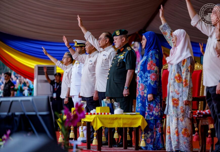 மலேசியாவின் பிரதமர் டத்துக் ஸ்ரீ அன்வார் இப்ராஹிம் / புத்ராஜெயா தளத்தில் நடைபெற்ற சுதந்திர தின விழாவிற்கு அன்புடன் இணைந்து கொண்டுசெல்லும் காட்சியை மக்கள் ஆவலுடன் கண்டனர்