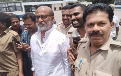 ஊழியர்களுடன் உரையாடி வந்தார் ‘சூப்பர் ஸ்டார் ஊழியர்களுடன் உரையாடி வந்தார் ‘சூப்பர் ஸ்டார்