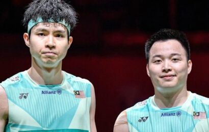 உலக சாம்பியன்ஷிப் பேட்மிண்டன்: ஆரோன் – வூய் யிக் ஜோடி கடுமையான போராட்டத்தில் வான் அரிப் – ராய் கிங் ஜோடியை வீழ்த்தினர்
