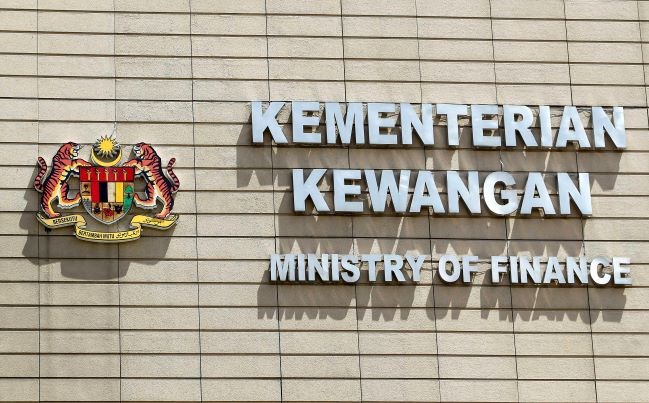 RON95 பெற்றோலை ஒரு நாளைக்கு ஒரு முறை மட்டுமே வாங்கலாம் என்ற செய்தி தவறானது – நிதியமைச்சு மறுப்பு