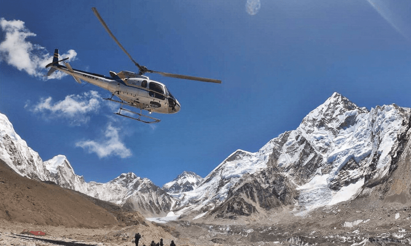 எவரெஸ்ட் மலையில் ஹெலிகாப்டர் விபத்து – பனிப்புயல் காரணமாக மீட்பு நடவடிக்கைகள் தடை