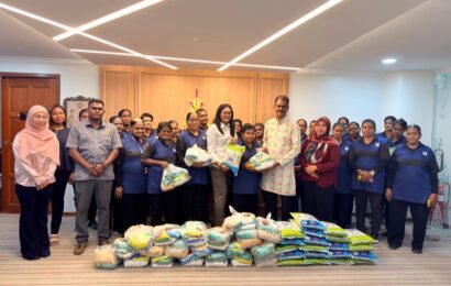 சிலாங்கூர் மாநிலச் செயலாளர் கட்டிடத்தில் பணிபுரியும் தூய்மை பணியாளர்களுக்கு தீபாவளி நன்கொடைகள் வழங்கப்பட்டது