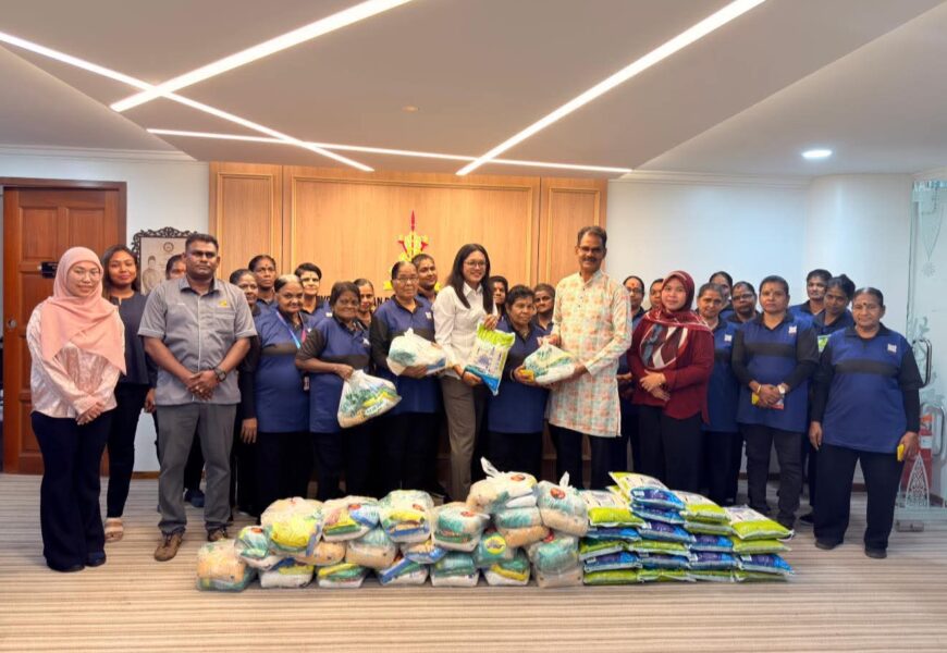 சிலாங்கூர் மாநிலச் செயலாளர் கட்டிடத்தில் பணிபுரியும் தூய்மை பணியாளர்களுக்கு தீபாவளி நன்கொடைகள் வழங்கப்பட்டது
