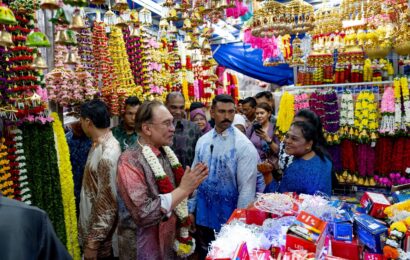 லிட்டில் இந்தியா (பிரிக்ஃபீல்ட்ஸ்): தீபாவளி தயாரிப்புகளில் தலைவர்கள் நேரடி பங்கு எடுத்துச் சூழ்நிலை பார்வை