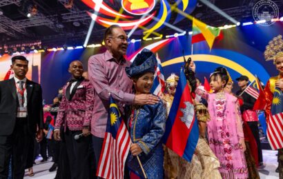 மலேசியா பிரதமர் தலைமையில் ASEAN தலைவர்கள் கலா விருந்தில் கலந்து கொண்டனர் மலேசியா பிரதமர் தலைமையில் ASEAN தலைவர்கள் கலா விருந்தில் கலந்து கொண்டனர்