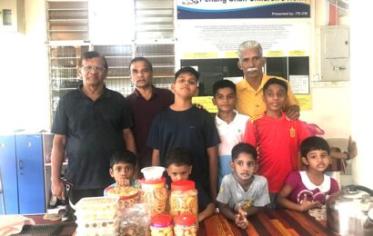 கலைமாமணி எம்.ஜி.ஆர் தேவன் மற்றும் சிங்கப்பூர் தொழில் அதிபர் திரு. வேலு ஆகியோர் இணைந்து பினாங்கில் உள்ள ‘உள்ளா குழந்தைகள் இல்லம்’ (Ulla Children Home) குழந்தைகளுக்கு தீபாவளி பரிசுகள் வழங்கினர்