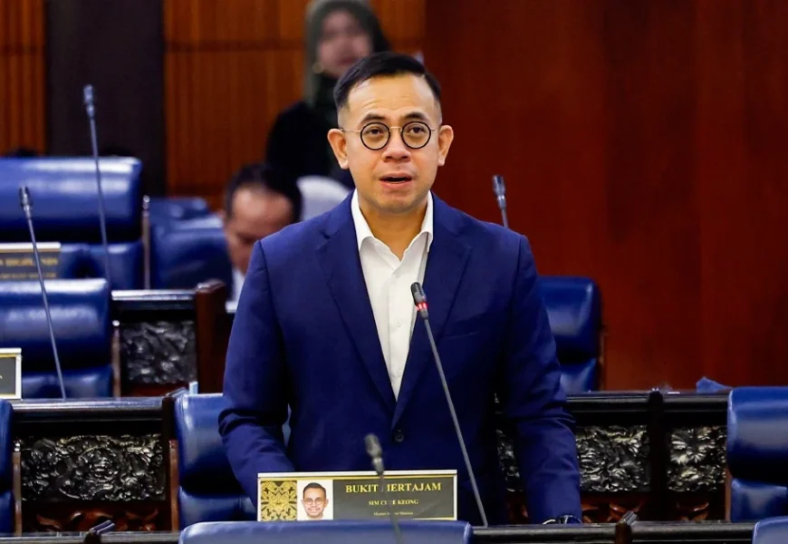 மலேசிய சிறார்களின் இணையப் பாதுகாப்பை வலுப்படுத்தும் நோக்கில், மலேசிய தொடர்பு மற்றும் பல்லூடக ஆணையம் (MCMC) 2025 இணையப் பாதுகாப்பு சட்டம் (சட்டம் 866) கீழ் பத்து துணைச் சட்டங்களை உருவாக்கி வருகிறது என்று தொடர்பு அமைச்சு இன்று தெரிவித்தது. மலேசிய சிறார்களின் இணையப் பாதுகாப்பை வலுப்படுத்தும் நோக்கில், மலேசிய தொடர்பு மற்றும் பல்லூடக ஆணையம் (MCMC) 2025 இணையப் பாதுகாப்பு சட்டம் (சட்டம் 866) கீழ் பத்து துணைச் சட்டங்களை உருவாக்கி வருகிறது என்று தொடர்பு அமைச்சு இன்று தெரிவித்தது.