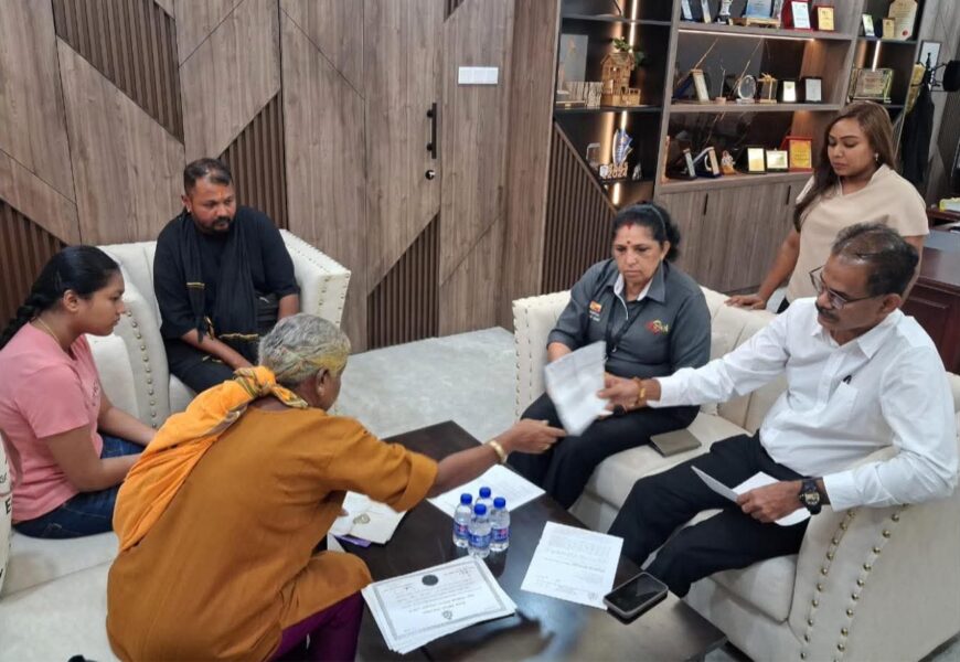 கோலா சிலாங்கூரில்- நடைபெற்ற ஒரு நிகழ்ச்சியைத் தொடர்ந்து, ஷா ஆலமிலுள்ள SUK அலுவலகத்திற்கு அவசரமாக சென்ற ஒருவர், துன்பகரமான பிரச்சினையில் சிக்கியுள்ள சௌ. மணிமேகலை அ/பெஸ். கருப்பையா அவர்களை சந்தித்தார். தன் மகனை இழந்த தாயாக அவர் எதிர்கொண்டு வரும் சூழ்நிலை மிகக்கருத்துடையதாக உள்ளது.