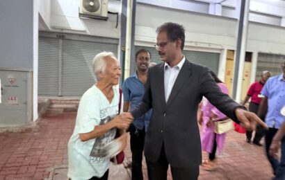 Yb Papparadu கிறிஸ்துமஸ் 2025 நன்கொடைப் பெட்டி (Bakul Sumbangan Krismas 2025) வழங்கும் நிகழ்ச்சியில் பங்கேற்றார்.