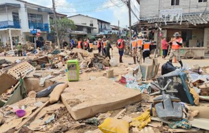 வெள்ளத்தினால் ஹட் யாயில் 1000க்கும் மேற்பட்ட மலேசிய வாகனங்கள் சிக்கி கொண்டுள்ளன வெள்ளத்தினால் ஹட் யாயில் 1000க்கும் மேற்பட்ட மலேசிய வாகனங்கள் சிக்கி கொண்டுள்ளன