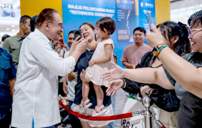 தேதி: 08 டிசம்பர் 2025 கோலாலம்பூர்  புக்கிட் ஜாலிலில் அனுவார் புதிய நூல் Rethinking Ourselves: Justice, Reform and Ignorance In Postnormal Times வெளியீடு  மாலை நேரத்தில், புக்கிட் ஜாலிலில் நடைபெற்ற எளிய ஆனால் அர்த்தமிக்க நிகழ்வில் Rethinking Ourselves: Justice, Reform and Ignorance In Postnormal Times என்ற தனது புதிய நூலை டத்தோ’ ஸ்ரீ அன்வார் இப்ராஹிம் வெளியிட்டார். துணைவர் தத்துக்க் ஸ்ரீ டாக்டர் வான் அசிசா உடன் கலந்துகொண்ட இந்த வெளியீட்டு விழா, அவரது நீண்ட அரசியல் மற்றும் மனிதாபிமானப் பயணத்தின் ஒரு முக்கியமான மைல்கல்லாகக் காணப்பட்டது.  அவர் பேசியபோது, வாழ்க்கையின் ஏற்றத் தாழ்வுகள்—சிறப்பாக சுங்கை புலோஹில் இருந்த காலம்—இந்த நூலின் சிந்தனைச்சாரத்தை உருவாக்கியுள்ளதாகத் தெரிவித்துள்ளார். “நாட்டின் நீதி, கண்ணியம், மேலும் எதிர்காலம் குறித்து நான் எழுப்பிய கேள்விகள் இந்த நூலின் முதுகெலும்பாக உள்ளன,” என அவர் கூறினார்.  இந்த நூல் உண்மையில் நினைவுகளின் தொகுப்பைத் தாண்டி, ஒரு மதிப்புநிலை கொண்ட நாகரிக நாடு எப்படி உருவாக வேண்டும் என்பதற்கான சிந்தனைக் கட்டுரைகளின் பரவலான தொகுப்பாக இருக்கிறது. ஊழல், இனஇனப் பிளவு, மத வெறுப்பு, மேலும் பிந்தைய காலனித்துவ அரசுகளில் மனப்போக்கை மீட்டெடுக்கும் அவசியம் போன்ற முக்கியமான கேள்விகளை எழுப்புகிறது. கூடுதலாக, டிஜிட்டல் யுகம், செயற்கை நுண்ணறிவு, மற்றும் ஆற்றல் மாற்றம் போன்ற இக்கால சவால்களையும் நூல் ஆராய்கிறது.  இந்தப் புத்தகம் மூன்று முக்கிய வெளியீட்டாளர்களின் ஆதரவைப் பெற்றுள்ளது: யுனைடெட் கிங்டம், ஐரோப்பா மற்றும் அமெரிக்க சந்தைகளுக்காக Hurst London; மலேசியா மற்றும் ஆசியாவுக்காக Penguin; மேலும் சீனா மற்றும் கிழக்கு ஆசியாவுக்கான பதிப்பு ஜனவரியில் Hong Kong University Press மூலம் வெளியாகும்.  தனது எழுத்துப் பயணத்தில் அசிசா வழங்கிய தன்னலமற்ற ஆதரவை நினைவுகூர்ந்த அன்வார், இந்த நூலை அவருக்கே சமர்ப்பித்தார். “பகல் பணிகளில் இருந்தபோதும், இரவில் எழுதுவதற்கான அமைதியையும் காலத்தையும் அவர் பாதுகாத்து வைத்தார்,” என்று அவர் உருக்கத்துடன் பகிர்ந்தார்.  இந்த புத்தகத்தின் அனைத்து ராஜகூலி வருமானமும் ஏழை மாணவர்களுக்கு கல்வி உதவி நிதியாக வழங்கப்படும் எனவும் அவர் அறிவித்தார். “ஒரு நாட்டின் வலிமை அதன் தலைவர்களின் பேச்சில் அல்ல, அதன் இளைஞர்களின் சுதந்திரமான, கண்ணியமான எதிர்காலத்தில் உள்ளது,” என்று அன்வார் வலியுறுத்தினார்.  இந்த வெளியீடு, நாட்டு முன்னேற்றத்தையும் மனிதநேயம் சார்ந்த மதிப்புகளையும் இணைத்து பார்க்கும் புதிய விவாதங்களுக்கு நிச்சயமாகத் தூண்டுகோலாக இருக்குமென எதிர்பார்க்கப்படுகிறது.