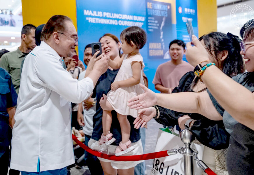 தேதி: 08 டிசம்பர் 2025 கோலாலம்பூர்  புக்கிட் ஜாலிலில் அனுவார் புதிய நூல் Rethinking Ourselves: Justice, Reform and Ignorance In Postnormal Times வெளியீடு  மாலை நேரத்தில், புக்கிட் ஜாலிலில் நடைபெற்ற எளிய ஆனால் அர்த்தமிக்க நிகழ்வில் Rethinking Ourselves: Justice, Reform and Ignorance In Postnormal Times என்ற தனது புதிய நூலை டத்தோ’ ஸ்ரீ அன்வார் இப்ராஹிம் வெளியிட்டார். துணைவர் தத்துக்க் ஸ்ரீ டாக்டர் வான் அசிசா உடன் கலந்துகொண்ட இந்த வெளியீட்டு விழா, அவரது நீண்ட அரசியல் மற்றும் மனிதாபிமானப் பயணத்தின் ஒரு முக்கியமான மைல்கல்லாகக் காணப்பட்டது.  அவர் பேசியபோது, வாழ்க்கையின் ஏற்றத் தாழ்வுகள்—சிறப்பாக சுங்கை புலோஹில் இருந்த காலம்—இந்த நூலின் சிந்தனைச்சாரத்தை உருவாக்கியுள்ளதாகத் தெரிவித்துள்ளார். “நாட்டின் நீதி, கண்ணியம், மேலும் எதிர்காலம் குறித்து நான் எழுப்பிய கேள்விகள் இந்த நூலின் முதுகெலும்பாக உள்ளன,” என அவர் கூறினார்.  இந்த நூல் உண்மையில் நினைவுகளின் தொகுப்பைத் தாண்டி, ஒரு மதிப்புநிலை கொண்ட நாகரிக நாடு எப்படி உருவாக வேண்டும் என்பதற்கான சிந்தனைக் கட்டுரைகளின் பரவலான தொகுப்பாக இருக்கிறது. ஊழல், இனஇனப் பிளவு, மத வெறுப்பு, மேலும் பிந்தைய காலனித்துவ அரசுகளில் மனப்போக்கை மீட்டெடுக்கும் அவசியம் போன்ற முக்கியமான கேள்விகளை எழுப்புகிறது. கூடுதலாக, டிஜிட்டல் யுகம், செயற்கை நுண்ணறிவு, மற்றும் ஆற்றல் மாற்றம் போன்ற இக்கால சவால்களையும் நூல் ஆராய்கிறது.  இந்தப் புத்தகம் மூன்று முக்கிய வெளியீட்டாளர்களின் ஆதரவைப் பெற்றுள்ளது: யுனைடெட் கிங்டம், ஐரோப்பா மற்றும் அமெரிக்க சந்தைகளுக்காக Hurst London; மலேசியா மற்றும் ஆசியாவுக்காக Penguin; மேலும் சீனா மற்றும் கிழக்கு ஆசியாவுக்கான பதிப்பு ஜனவரியில் Hong Kong University Press மூலம் வெளியாகும்.  தனது எழுத்துப் பயணத்தில் அசிசா வழங்கிய தன்னலமற்ற ஆதரவை நினைவுகூர்ந்த அன்வார், இந்த நூலை அவருக்கே சமர்ப்பித்தார். “பகல் பணிகளில் இருந்தபோதும், இரவில் எழுதுவதற்கான அமைதியையும் காலத்தையும் அவர் பாதுகாத்து வைத்தார்,” என்று அவர் உருக்கத்துடன் பகிர்ந்தார்.  இந்த புத்தகத்தின் அனைத்து ராஜகூலி வருமானமும் ஏழை மாணவர்களுக்கு கல்வி உதவி நிதியாக வழங்கப்படும் எனவும் அவர் அறிவித்தார். “ஒரு நாட்டின் வலிமை அதன் தலைவர்களின் பேச்சில் அல்ல, அதன் இளைஞர்களின் சுதந்திரமான, கண்ணியமான எதிர்காலத்தில் உள்ளது,” என்று அன்வார் வலியுறுத்தினார்.  இந்த வெளியீடு, நாட்டு முன்னேற்றத்தையும் மனிதநேயம் சார்ந்த மதிப்புகளையும் இணைத்து பார்க்கும் புதிய விவாதங்களுக்கு நிச்சயமாகத் தூண்டுகோலாக இருக்குமென எதிர்பார்க்கப்படுகிறது.