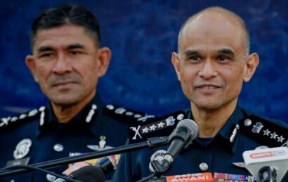 செக்ஷன் 3, WCE (மேற்கு கடற்கரை நெடுஞ்சாலை) திட்டத்திற்காக கிள்ளான் கம்போங் ஜாவா குடியிருப்பு பகுதியில் மேற்கொள்ளப்பட்ட அகற்றும் நடவடிக்கை இன்று எந்தத் தடங்கலுமின்றி, முழுமையான கட்டுப்பாட்டுடன் சீராக நடைபெற்றதாக சிலாங்கூர் போலீஸ் தலைவர் டத்தோ ஷாசெலி கஹார் தெரிவித்தார்.