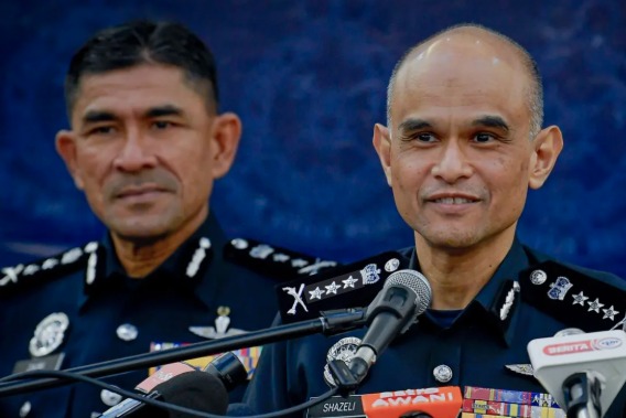 செக்ஷன் 3, WCE (மேற்கு கடற்கரை நெடுஞ்சாலை) திட்டத்திற்காக கிள்ளான் கம்போங் ஜாவா குடியிருப்பு பகுதியில் மேற்கொள்ளப்பட்ட அகற்றும் நடவடிக்கை இன்று எந்தத் தடங்கலுமின்றி, முழுமையான கட்டுப்பாட்டுடன் சீராக நடைபெற்றதாக சிலாங்கூர் போலீஸ் தலைவர் டத்தோ ஷாசெலி கஹார் தெரிவித்தார். செக்ஷன் 3, WCE (மேற்கு கடற்கரை நெடுஞ்சாலை) திட்டத்திற்காக கிள்ளான் கம்போங் ஜாவா குடியிருப்பு பகுதியில் மேற்கொள்ளப்பட்ட அகற்றும் நடவடிக்கை இன்று எந்தத் தடங்கலுமின்றி, முழுமையான கட்டுப்பாட்டுடன் சீராக நடைபெற்றதாக சிலாங்கூர் போலீஸ் தலைவர் டத்தோ ஷாசெலி கஹார் தெரிவித்தார்.