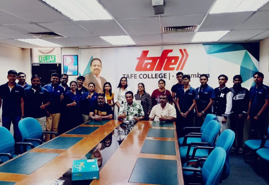 மலேசிய இளைஞர்களின் திறன் மேம்பாட்டை நோக்கமாகக் கொண்டு, மலேசிய இளைஞர் சபை (Majlis Belia Malaysia) மற்றும் MITRA இணைந்து நடைமுறைப்படுத்தும் மின்சார வாகன (EV) பயிற்சி திட்டத்தின் கீழ், சீனாவிற்கு பயிற்சிக்காக புறப்படும் KOLEJ TAFE மாணவர்கள் மற்றும் அவர்களது பெற்றோர்களுடன் இன்று ஒரு சிறப்பு முன்னேற்றக் கலந்தாய்வு (Majlis Perjumpaan) நிகழ்ச்சி நடைபெற்றது.