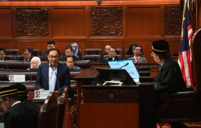 பரிசோதனை அல்லது எந்தவொரு காவல்துறை சோதனையிலும் பொதுமக்கள் அமைதியாக இருந்து, தேவையான ஆவணங்களை காட்டுவது மட்டுமே செய்ய வேண்டும்; தேவையில்லாமல் வாதாடுவதை தவிர்க்கும்படி பிரிதமர் தத்தோ ஸ்ரீ அன்வார் இப்ராஹிம் வலியுறுத்தினார். பரிசோதனை அல்லது எந்தவொரு காவல்துறை சோதனையிலும் பொதுமக்கள் அமைதியாக இருந்து, தேவையான ஆவணங்களை காட்டுவது மட்டுமே செய்ய வேண்டும்; தேவையில்லாமல் வாதாடுவதை தவிர்க்கும்படி பிரிதமர் தத்தோ ஸ்ரீ அன்வார் இப்ராஹிம் வலியுறுத்தினார்.