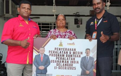 சிலாங்கூர் மாநில அரசின் முன்னெடுப்பில் செயல்படுத்தப்படும் மாநில ஐ.சீட் (ICET) உதவிப் பொருள் திட்டத்தின் கீழ், சபாக் பெர்ணம் மாவட்டத்தில் வசிக்கும் வசதி குறைந்த குடும்பங்களைச் சேர்ந்த 12 இந்தியர்கள் சுயதொழிலுக்குத் தேவையான உதவிப் பொருட்களைப் பெற்றுக் கொண்டுள்ளனர். சிலாங்கூர் மாநில அரசின் முன்னெடுப்பில் செயல்படுத்தப்படும் மாநில ஐ.சீட் (ICET) உதவிப் பொருள் திட்டத்தின் கீழ், சபாக் பெர்ணம் மாவட்டத்தில் வசிக்கும் வசதி குறைந்த குடும்பங்களைச் சேர்ந்த 12 இந்தியர்கள் சுயதொழிலுக்குத் தேவையான உதவிப் பொருட்களைப் பெற்றுக் கொண்டுள்ளனர்.