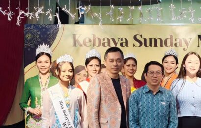 Miss Malaysia Kebaya 2026 – முதல் நிகழ்வு வெற்றிகரமாக நிறைவேற்றம் ASEAN கலாச்சார ஃபேஷன் பரிமாற்றம் (ACFX) & EquanCity Soft Launch இணைப்பில் Miss Malaysia Kebaya (MMK) 2026 ஆம் ஆண்டிற்கான முதல் அதிகாரப்பூர்வ நிகழ்வு, Kebaya Sunday Malaysia ஏற்பாட்டில், மிகச் சிறப்பாகவும் அர்த்தமுள்ளதாகவும் வெற்றிகரமாக நடத்தப்பட்டது Miss Malaysia Kebaya 2026 – முதல் நிகழ்வு வெற்றிகரமாக நிறைவேற்றம் ASEAN கலாச்சார ஃபேஷன் பரிமாற்றம் (ACFX) & EquanCity Soft Launch இணைப்பில் Miss Malaysia Kebaya (MMK) 2026 ஆம் ஆண்டிற்கான முதல் அதிகாரப்பூர்வ நிகழ்வு, Kebaya Sunday Malaysia ஏற்பாட்டில், மிகச் சிறப்பாகவும் அர்த்தமுள்ளதாகவும் வெற்றிகரமாக நடத்தப்பட்டது