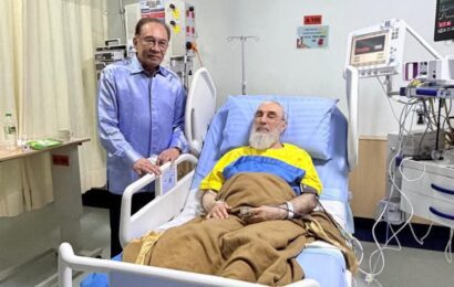 மலேசியாவில் சிகிச்சை பெற்று வரும் ஆப்கானிஸ்தானின் முன்னாள் பிரதமர் குல்புத்தீன் ஹெக்மத்தியாரை, அவரது பழைய நெருங்கிய நண்பர் சமீபத்தில் நேரில் சந்தித்து நலம் விசாரித்தார்