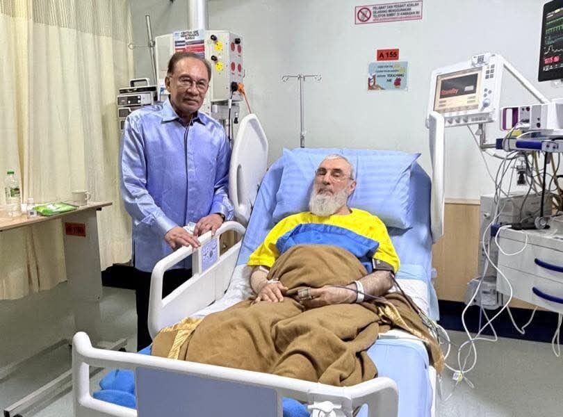 மலேசியாவில் சிகிச்சை பெற்று வரும் ஆப்கானிஸ்தானின் முன்னாள் பிரதமர் குல்புத்தீன் ஹெக்மத்தியாரை, அவரது பழைய நெருங்கிய நண்பர் சமீபத்தில் நேரில் சந்தித்து நலம் விசாரித்தார் மலேசியாவில் சிகிச்சை பெற்று வரும் ஆப்கானிஸ்தானின் முன்னாள் பிரதமர் குல்புத்தீன் ஹெக்மத்தியாரை, அவரது பழைய நெருங்கிய நண்பர் சமீபத்தில் நேரில் சந்தித்து நலம் விசாரித்தார்