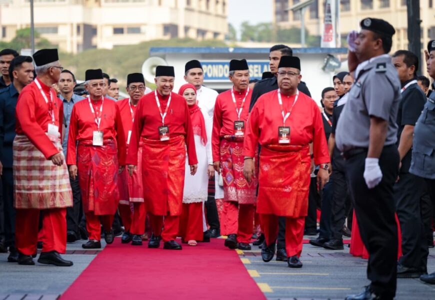 BN என்ற ஒரே குடையின் கீழ் மீண்டும் ஒன்றிணைய MCA, MIC கட்சிகளுக்கு UMNO தலைவர் அகமட் ஸாஹித் ஹமிடியின் அழைப்பு