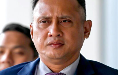 மலேசிய ஆயுதப் படைகள் (MAF) சார்ந்த மூத்த ராணுவ அதிகாரி, மேஜர் ஜெனரல் டத்தோக் மொஹமட் ஃபௌசி காமிஸ், ஆயுதப் படைகள் நல நிதியம் (TKAT) தொடர்பாக RM5 மில்லியன் அளவிலான நம்பிக்கை மோசடி (Criminal Breach of Trust – CBT) குற்றச்சாட்டில் இன்று செஷன்ஸ் நீதிமன்றத்தில் குற்றம் சாட்டப்பட்டார். மலேசிய ஆயுதப் படைகள் (MAF) சார்ந்த மூத்த ராணுவ அதிகாரி, மேஜர் ஜெனரல் டத்தோக் மொஹமட் ஃபௌசி காமிஸ், ஆயுதப் படைகள் நல நிதியம் (TKAT) தொடர்பாக RM5 மில்லியன் அளவிலான நம்பிக்கை மோசடி (Criminal Breach of Trust – CBT) குற்றச்சாட்டில் இன்று செஷன்ஸ் நீதிமன்றத்தில் குற்றம் சாட்டப்பட்டார்.