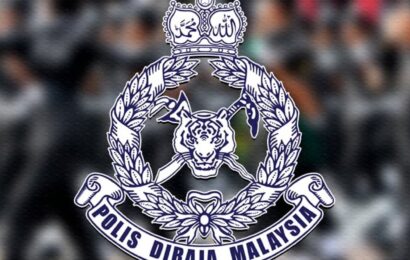 போலீஸ் போல் நடித்து அந்நிய நாட்டவரிடம் பணம் பறித்த தந்தை, மகன் கைது 