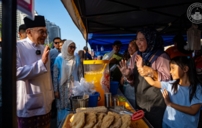 செப்பாங்கரில் ரம்ஜான் பஜாரை பார்வையிட்ட பிரதமர் அன்வார் இப்ராஹிம்