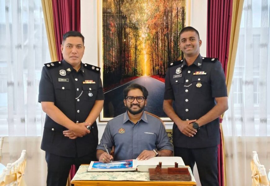 Yb யுனேஸ்வரன் ராமராஜ் அவர்கள் நேற்று Polis Diraja Malaysia (PDRM) இன் Ibu Pejabat Polis Daerah Segamat (IPD Segamat) அலுவலகத்திற்கு மரியாதை நிமித்தமான விஜயம் மேற்கொண்டார் Yb யுனேஸ்வரன் ராமராஜ் அவர்கள் நேற்று Polis Diraja Malaysia (PDRM) இன் Ibu Pejabat Polis Daerah Segamat (IPD Segamat) அலுவலகத்திற்கு மரியாதை நிமித்தமான விஜயம் மேற்கொண்டார்