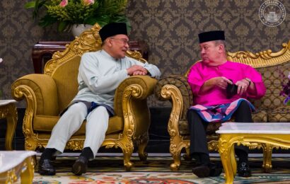 கோலாலம்பூர்: மலேசியாவின் பிரதமர் அன்வார் இப்ராஹிம் மற்றும் அவரது துணைவியார் டத்தோஸ்ரீ டாக்டர் வான் அசிசா வான் இஸ்மாயில், இன்று காலை இஸ்தானா நெகாராவின் சுராவ் உத்தமாவில் நடைபெற்ற ஹரி ராயா ஐதில்பித்ரி சிறப்பு தொழுகையில் கலந்து கொண்டனர்.