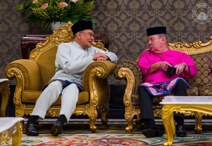 கோலாலம்பூர்: மலேசியாவின் பிரதமர் அன்வார் இப்ராஹிம் மற்றும் அவரது துணைவியார் டத்தோஸ்ரீ டாக்டர் வான் அசிசா வான் இஸ்மாயில், இன்று காலை இஸ்தானா நெகாராவின் சுராவ் உத்தமாவில் நடைபெற்ற ஹரி ராயா ஐதில்பித்ரி சிறப்பு தொழுகையில் கலந்து கொண்டனர். கோலாலம்பூர்: மலேசியாவின் பிரதமர் அன்வார் இப்ராஹிம் மற்றும் அவரது துணைவியார் டத்தோஸ்ரீ டாக்டர் வான் அசிசா வான் இஸ்மாயில், இன்று காலை இஸ்தானா நெகாராவின் சுராவ் உத்தமாவில் நடைபெற்ற ஹரி ராயா ஐதில்பித்ரி சிறப்பு தொழுகையில் கலந்து கொண்டனர்.