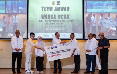 குவாலா கங்க்சார்: பிரதமர் Anwar Ibrahim இன்று தனது பழைய கல்வி நிலையமான Malay College Kuala Kangsar (MCKK) விஜயம் செய்து, மாணவர்கள் மற்றும் ஆசிரியர்களுடன் சந்திப்பு நடத்தினார். குவாலா கங்க்சார்: பிரதமர் Anwar Ibrahim இன்று தனது பழைய கல்வி நிலையமான Malay College Kuala Kangsar (MCKK) விஜயம் செய்து, மாணவர்கள் மற்றும் ஆசிரியர்களுடன் சந்திப்பு நடத்தினார்.