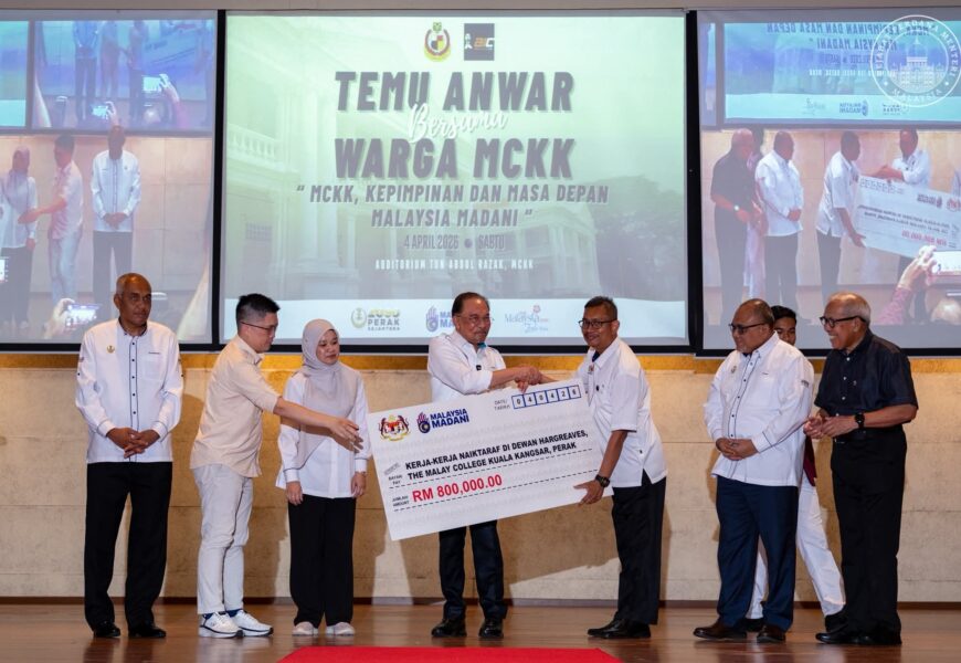 குவாலா கங்க்சார்: பிரதமர் Anwar Ibrahim இன்று தனது பழைய கல்வி நிலையமான Malay College Kuala Kangsar (MCKK) விஜயம் செய்து, மாணவர்கள் மற்றும் ஆசிரியர்களுடன் சந்திப்பு நடத்தினார். குவாலா கங்க்சார்: பிரதமர் Anwar Ibrahim இன்று தனது பழைய கல்வி நிலையமான Malay College Kuala Kangsar (MCKK) விஜயம் செய்து, மாணவர்கள் மற்றும் ஆசிரியர்களுடன் சந்திப்பு நடத்தினார்.