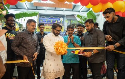 YB யூனிஸ்வரன் அவர்கள் இப்போ நகரில் ராசி சில்க் பாலஸ் (Raaji Silk Palace) நிறுவனத்தின் புதிய கிளை திறப்பு விழாவை இன்று சிறப்பாகத் தொடங்கி வைத்தார்.