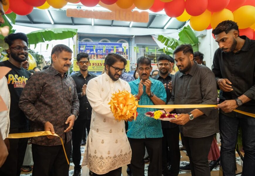 YB யூனிஸ்வரன் அவர்கள் இப்போ நகரில் ராசி சில்க் பாலஸ் (Raaji Silk Palace) நிறுவனத்தின் புதிய கிளை திறப்பு விழாவை இன்று சிறப்பாகத் தொடங்கி வைத்தார். YB யூனிஸ்வரன் அவர்கள் இப்போ நகரில் ராசி சில்க் பாலஸ் (Raaji Silk Palace) நிறுவனத்தின் புதிய கிளை திறப்பு விழாவை இன்று சிறப்பாகத் தொடங்கி வைத்தார்.