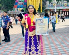 3 நாடுகள், 1643 கி.மீ தூரம், 4 புடவைகள்: மோட்டார் சைக்கிள் பயணத்தில் புதிய தேசிய சாதனை படைத்த கெத்தரின் ஸ்டீவன்! 3 நாடுகள், 1643 கி.மீ தூரம், 4 புடவைகள்: மோட்டார் சைக்கிள் பயணத்தில் புதிய தேசிய சாதனை படைத்த கெத்தரின் ஸ்டீவன்!