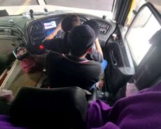 பேருந்து ஓட்டுநர் மடியில் பெண் – திருமணமானவர் என போலீஸ் உறுதி, விசாரணை தீவிரம்