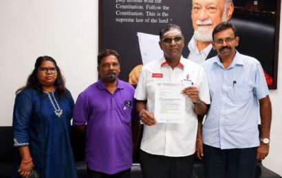 ஜெலுடோங் நாடாளுமன்ற உறுப்பினரான RSN Rayer அவர்களை அண்மையில் மரியாதை நிமித்தமாகச் சந்தித்து, எதிர்வரும் திருமுறை ஓதும் விழா 2026 நிகழ்விற்கான அதிகாரப்பூர்வ அழைப்பை வழங்கினர் ஜெலுடோங் நாடாளுமன்ற உறுப்பினரான RSN Rayer அவர்களை அண்மையில் மரியாதை நிமித்தமாகச் சந்தித்து, எதிர்வரும் திருமுறை ஓதும் விழா 2026 நிகழ்விற்கான அதிகாரப்பூர்வ அழைப்பை வழங்கினர்