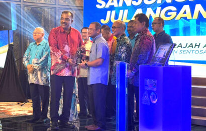 சிலாங்கூர் மாநில அரசியலில் மக்கள் நல சேவையால் தனித்துவமான இடத்தைப் பெற்றுள்ள Gunaraj George அவர்களுக்கு, Majlis Perbandaran Selayang வழங்கிய “Legasi Jasa Sanjungan Budi, Julangan Jasa” என்ற சிறப்பு விருது பெரும் மரியாதையையும் கவுரவத்தையும் பெற்ற நிகழ்வாக அமைந்தது. சிலாங்கூர் மாநில அரசியலில் மக்கள் நல சேவையால் தனித்துவமான இடத்தைப் பெற்றுள்ள Gunaraj George அவர்களுக்கு, Majlis Perbandaran Selayang வழங்கிய “Legasi Jasa Sanjungan Budi, Julangan Jasa” என்ற சிறப்பு விருது பெரும் மரியாதையையும் கவுரவத்தையும் பெற்ற நிகழ்வாக அமைந்தது.