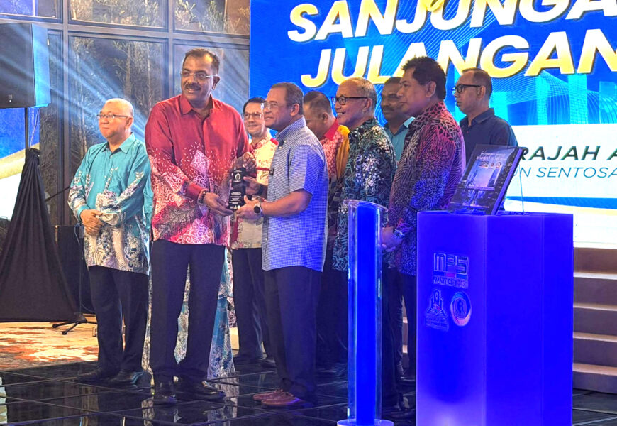 சிலாங்கூர் மாநில அரசியலில் மக்கள் நல சேவையால் தனித்துவமான இடத்தைப் பெற்றுள்ள Gunaraj George அவர்களுக்கு, Majlis Perbandaran Selayang வழங்கிய “Legasi Jasa Sanjungan Budi, Julangan Jasa” என்ற சிறப்பு விருது பெரும் மரியாதையையும் கவுரவத்தையும் பெற்ற நிகழ்வாக அமைந்தது. சிலாங்கூர் மாநில அரசியலில் மக்கள் நல சேவையால் தனித்துவமான இடத்தைப் பெற்றுள்ள Gunaraj George அவர்களுக்கு, Majlis Perbandaran Selayang வழங்கிய “Legasi Jasa Sanjungan Budi, Julangan Jasa” என்ற சிறப்பு விருது பெரும் மரியாதையையும் கவுரவத்தையும் பெற்ற நிகழ்வாக அமைந்தது.