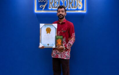 இந்தியாவின் புகழ்பெற்ற ‘கிரி டிரேடிங் ஏஜென்சி’ மூலம் புத்தகம் வெளியிட்ட முதல் மலேசிய எழுத்தாளர் திரு. கிருபா முருகன் கிருஷ்ணன் ஆவார்.