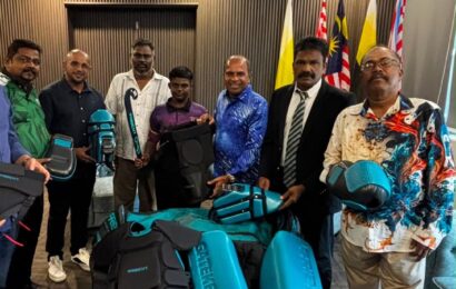 திறமையான இளம் ஹாக்கி வீரருக்கு விளையாட்டு உபகரணங்கள் வழங்கி ஊக்கமளித்தார் ஸ்ரீ மு. இராமசாமி