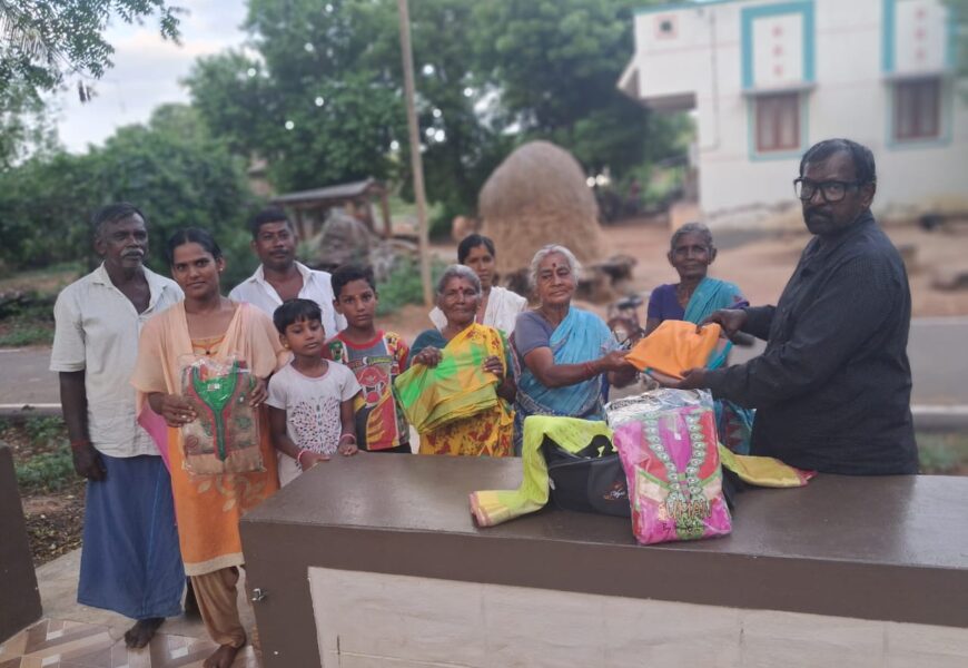 வருமானம் குறைந்த பெண்களுக்கு சேலை, பஞ்சாபி உடைகள் வழங்கி உதவி வருமானம் குறைந்த பெண்களுக்கு சேலை, பஞ்சாபி உடைகள் வழங்கி உதவி