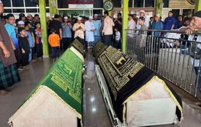நான்கு சிறுவர்கள் நீரில் மூழ்கி பலி – ஒரே குழியில் நல்லடக்கம் நான்கு சிறுவர்கள் நீரில் மூழ்கி பலி – ஒரே குழியில் நல்லடக்கம்